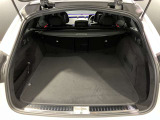 トランク容量は同一他社車両より広く、旅行やゴルフ等様々な場面で役立ちます。