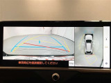 パノラミックビューモニターシステムが付いているので車の上から見た映像が確認できますよ。 一目で車両周辺の情報を確認できますが、直接安全をご確認下さい。