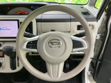 手元にオーディオ操作用のスイッチが配置され、運転姿勢を保ちながら必要な操作を行いやすい仕様です。メーター類も正面にまとまり、視線の移動を抑えながら運転に集中しやすい環境です。