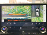 後方映像に加えて車両を上から見た表示もあり、駐車時に周囲との位置関係を確認しやすい装備です。画面内のガイド表示も、車庫入れの目安として活用できます。
