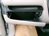 車検証ブックや小物などが収納できるスペースがあります。