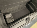 トランクボード下にもしっかりと荷物が積み込める便利な収納スペース。トランクを2段に使用でき、荷物の整理がしやすくなっております。