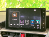 画面上に音楽や電話などの項目が並び、選びたい機能を見つけやすい表示です。日常の移動中も、使いたいメニューを確認しながら便利に活用できます。