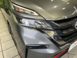 【LEDヘッドライト】悪天候や夜間走行時も良好な視界を確保し安心して運転できる高輝度LEDヘッドライトを装備!点灯速度が早く、消費電力も抑えられています。