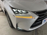 【三眼LEDヘッドライト】スタイリッシュな見た目の三眼LEDヘッドライトを装備♪スタイルだけでなく、夜間の走行も視界良好で安心してお乗りいただけます。