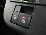 電動式パーキングブレーキを採用しており、指先で簡単に操作できます。ほとんど力を必要とせず、着実にブレーキをかけることができるため、従来型のブレーキに比べて安全性が向上しています。