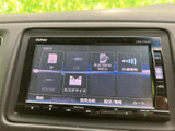 SDやUSB、Bluetooth Audioなど複数の音源が画面に表示され、使いたい項目を選びやすい構成です。交通情報やカスタマイズの項目もあり、用途に合わせて活用できます。