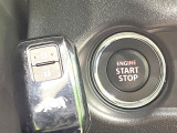 【キーレススタートシステム】カバンやポケットに入れたままでもドアの施錠・解錠が可能なスマートキーを装備。エンジンのオン・オフ時もカギを取り出す必要が無いからとっても便利です♪