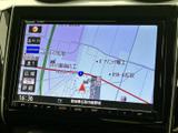 地図上に現在地周辺の道路や施設名が表示され、目的地までの道順を確認できます。画面上の情報が見やすく、普段のお出かけにも活用しやすい装備です。
