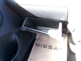 車検証ブックや小物などが収納できるスペースがあります。