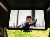 天井に設置された大画面モニターは、後席からも映像を楽しめる装備です。停車中の待ち時間などに活用でき、同乗者とのお出かけをより快適に過ごすための便利なアイテムです。