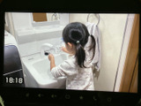 停車中にテレビ番組などの映像を視聴でき、休憩時間を車内で過ごす際にも活用いただけます。画面はメニューからテレビを選べる構成です。映像視聴は安全のため、必ず停車した状態でお楽しみください。