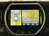後方の映像に加えて車両周囲の様子も画面で確認でき、駐車時の安全確認をサポートします。ガイド表示を参考にしながら、後退時に周囲を確認しやすい便利な装備です。