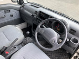 運転席から手元やメーターに目を向けやすく、運転に必要な情報を確認しやすいレイアウトです。座席と足元も見渡しやすく、日々使う室内として扱いやすい印象です。