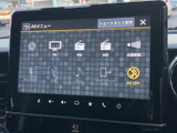ラジオやBluetooth、USBなどの選択肢が画面上に並び、使いたい機能を見つけやすい表示です。タッチ操作で切り替えられ、音楽や交通情報の利用にも便利です。