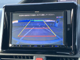 画面には車両後方の映像とガイドラインが表示され、駐車時に後方の状況を確認するのに便利です。目視で周囲を確認しながら画面も活用でき、車庫入れや駐車をサポートします。
