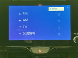 FM・AMに加えてテレビや交通情報も選べる画面構成です。聴きたい音源や情報を一覧から確認しやすく、日常の移動中も用途に合わせて活用いただけます。