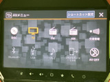 ディスクやテレビ、FM・AMのほか、BluetoothやUSBなどの選択肢が並ぶAVメニューです。使いたい項目を画面から選べるため、音楽や各種メディアを楽しみたいときにも操作先を見つけやすい構成です。