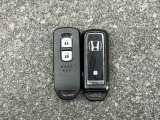 スマートキー付ですので、カバンの中やポケットに携帯するだけでドアロックの開閉・エンジンスタートが可能です!ボタン操作でもタッチセンサーでもドア開閉が可能で、しかもセキュリティ機能付きです!!