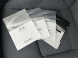 メンテナンスノート、取扱説明書ですね。 車の情報が凝縮されています。 車の整備記録が記載されている大事な物ですよ。