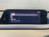 Bluetooth接続やUSBでの動画・音声再生、ラジオなど多彩な機能に対応しています。スマートフォンと接続してお好みの音楽を手軽に再生でき、日常の移動から長距離ドライブまで快適に過ごせる設計です。