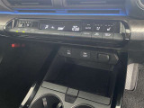 左右独立温度コントロールフルオートエアコンです。運転席、助手席それぞれで独立して温度設定ができます。冷え性の方が乗っても安心ですね♪