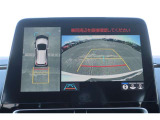 パノラミックビューモニター付きです。車両を上から見たような映像をディスプレイオーディオ画面に表示。運転席からの目視だけでは見にくい、車両周辺の状況をリアルタイムでしっかり確認できます。