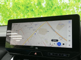 地図を画面いっぱいに表示でき、周辺の道路や施設を確認しながら目的地までのルートを把握できます。案内画面が大きく、視線を移す際にも見やすいですね。