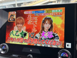 画面に情報や映像を表示でき、表示内容を確認しやすい大きさです。操作部も画面の近くにまとまり、日々の移動を便利にサポートしてくれる装備です。