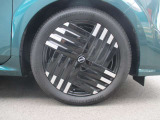おしゃれは足元から。日産純正のアルミホイールで足元すっきり。タイヤサイズは205/50R17になります