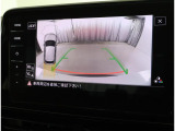 ★ギアをリバースに入れると車両後方とガイドラインが表示され車庫入れ、縦列駐車の際に安全確認をサポートします★