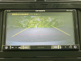 後方の様子を画面で確認でき、目安となるガイドラインも表示されています。駐車時や後退時の周囲確認を補助し、車両後方の位置を把握したい場面で役立ちます。