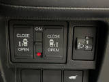 【両側パワースライドドア】スマートキーや運転席のスイッチで後席両側スライドドアの開閉が可能♪電動だから力を入れてドアを開ける必要が無く、小さなお子様でも簡単に開け閉めでき快適です♪