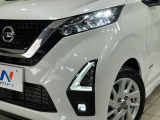 【LEDヘッドライト】悪天候や夜間走行時も良好な視界を確保し安心して運転できる高輝度LEDヘッドライトを装備!点灯速度が早く、消費電力も抑えられています。