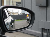 後側方から接近する車両を感知しオレンジ色に点灯して知らせてくれます。