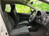 前席は視界が広く、運転席から周囲を確認しやすい落ち着いた空間です。シートは身体を支える形状で、乗り降りもしやすく、毎日の移動を快適に過ごせます。