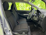 前席は視界が広く、運転席から前方や左右を確認しやすいレイアウトです。シートにはゆったり座れる形状が見られ、足元もすっきり。落ち着いた色合いで、毎日の移動を気持ちよく過ごせる空間です。