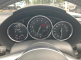 速度やエンジン回転数などを確認できるメーターが、運転席正面にまとまっています。表示が見渡しやすく、走行中に必要な情報を確認しやすい配置で、日々の運転を支えます。