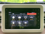 ディスクやラジオ、テレビ、USBなど複数のメニューが並び、使いたい機能を画面から選びやすい構成です。BluetoothやAUXにも対応した表示で、日々の移動を便利にサポートします。