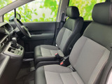 運転席から前方を見渡しやすく、助手席との距離感にもゆとりを感じる前席です。落ち着いた配色のシートやドア内張りがまとまり、毎日の乗り降りも心地よく過ごせます。