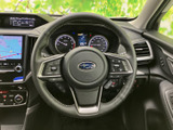 手元のスイッチでオーディオや車両情報に関する操作ができ、視線を大きく移さず扱いやすい配置です。メーターやナビも前方に見渡せるため、日々の運転を快適にサポートします。