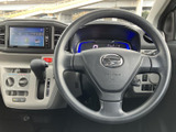 握りやすい形状で、運転席から各種スイッチにも手が届きやすい配置です。メーターや画面を確認しながら扱いやすく、毎日の運転を支える実用的なコックピットまわりとなっています。