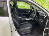 運転席と助手席にゆとりを感じる配置で、乗り降りの際も室内を見渡しやすい空間です。シートは身体を預けやすい形状で、前席で過ごす時間を落ち着いてお楽しみいただけます。