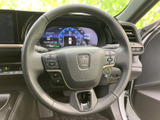 ステアリングには複数のスイッチが配置され、手元から車両の各種機能にアクセスできます。メーターを見ながら操作しやすい位置にまとまり、運転中の視線移動を抑えやすい装備です。