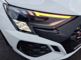 ●LEDヘッドライト『従来のハロゲンやHID(高輝度放電)ライトに比べて高効率で少ない電力で明るい光を発し、長寿命且つ、即時点灯で応答性が良いです。