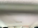 ルームクリーニングを実施済み。汚れやシミが付きやすい天井まで綺麗に仕上がっています。前の使用感を感じさせない高い清潔感で、車内全体が明るくなります。頭上までクリアで清潔感あふれる車内空間で快適です。