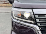 【LEDヘッドライト】悪天候や夜間走行時も良好な視界を確保し安心して運転できる高輝度LEDヘッドライトを装備!点灯速度が早く、消費電力も抑えられています。