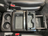 運転席横にはドリンクホルダー4つに収納ボックスはもちろん!USBソケットがあるので携帯の充電も可能です!
