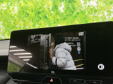 車内の画面でテレビ番組を視聴できる装備です。お出かけの合間や休憩中など、停車している時間に映像を楽しめるので、車内で過ごすひとときにも便利です。