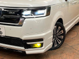 【LEDヘッドライト】悪天候や夜間走行時も良好な視界を確保し安心して運転できる高輝度LEDヘッドライトを装備!点灯速度が早く、消費電力も抑えられています。